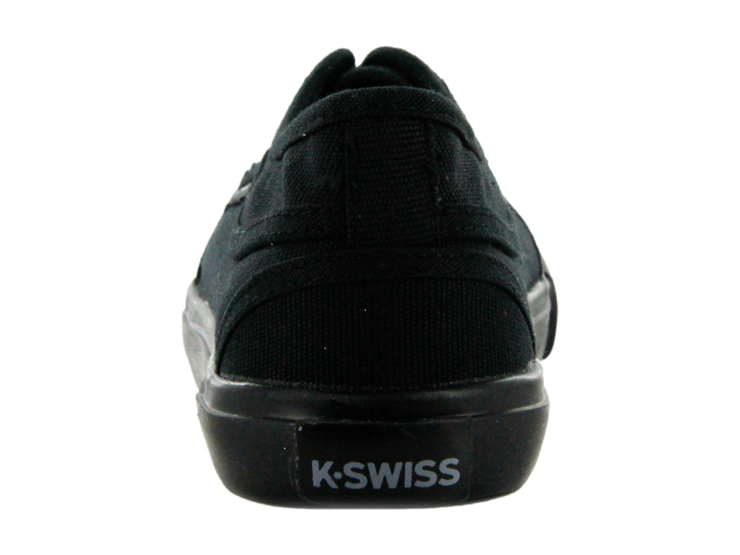 Zapato casual K-SWISS para niño en color negro monocromático con agujetas y suela plana.