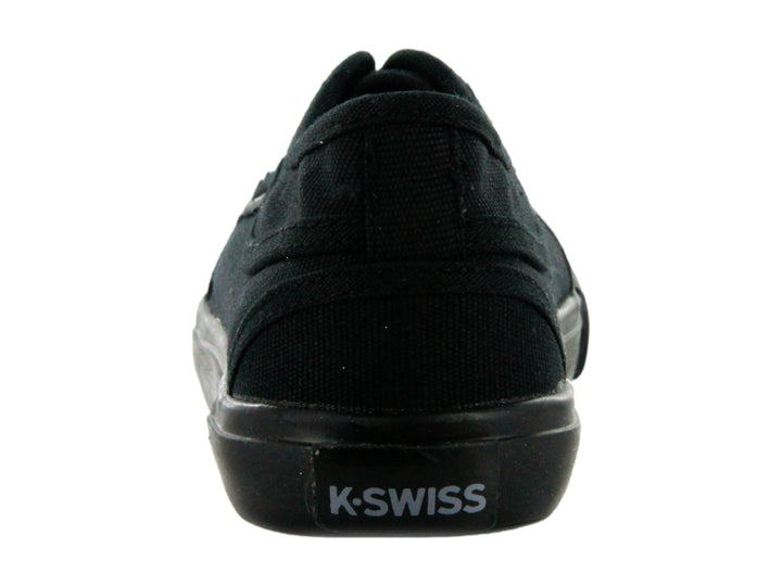 Zapato casual K-SWISS para niño en color negro monocromático con agujetas y suela plana.