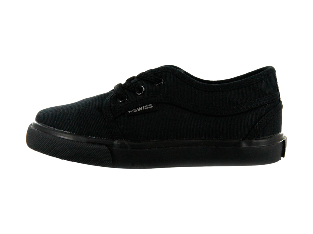 Zapato casual K-SWISS para niño en color negro monocromático con agujetas y suela plana.