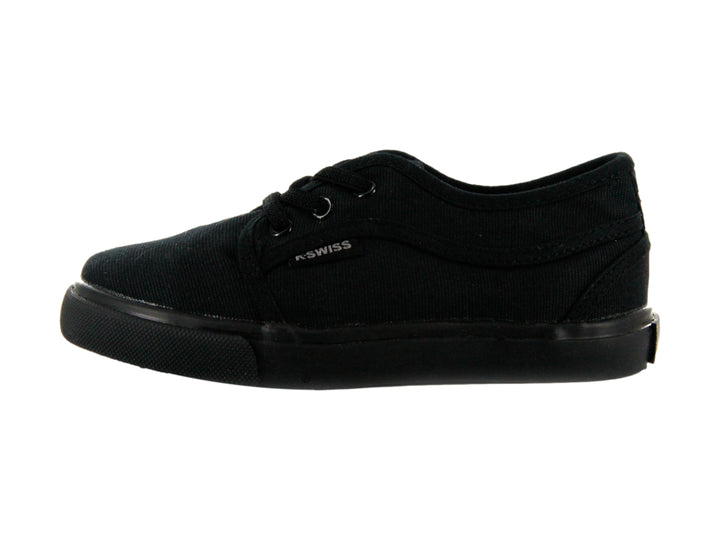 Zapato casual K-SWISS para niño en color negro monocromático con agujetas y suela plana.