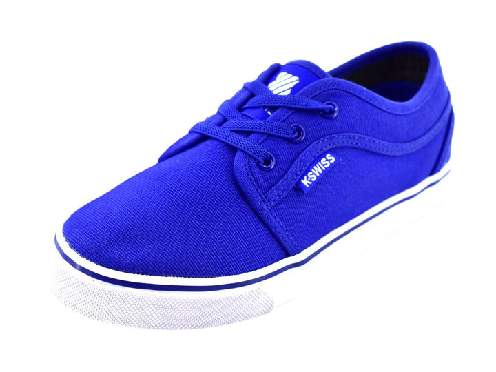 Tenis infantiles K-SWISS de color azul royal con suela blanca y agujetas coordinadas.