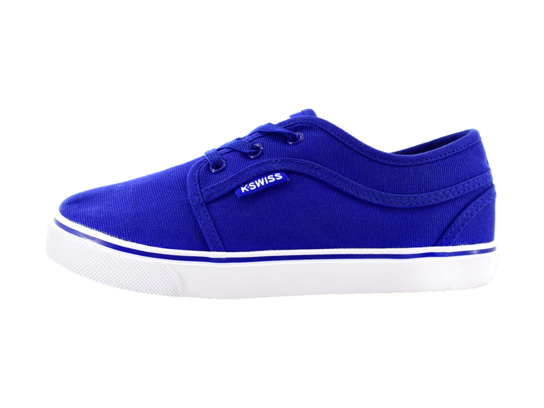 Tenis infantiles K-SWISS de color azul royal con suela blanca y agujetas coordinadas.