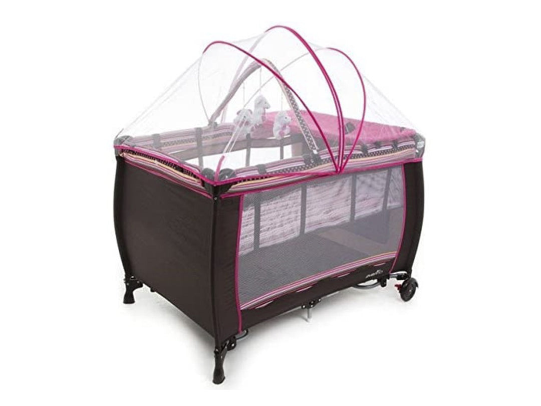 Corral para bebé marca Evenflo en color rosa y gris con mosquitero transparente y ruedas.