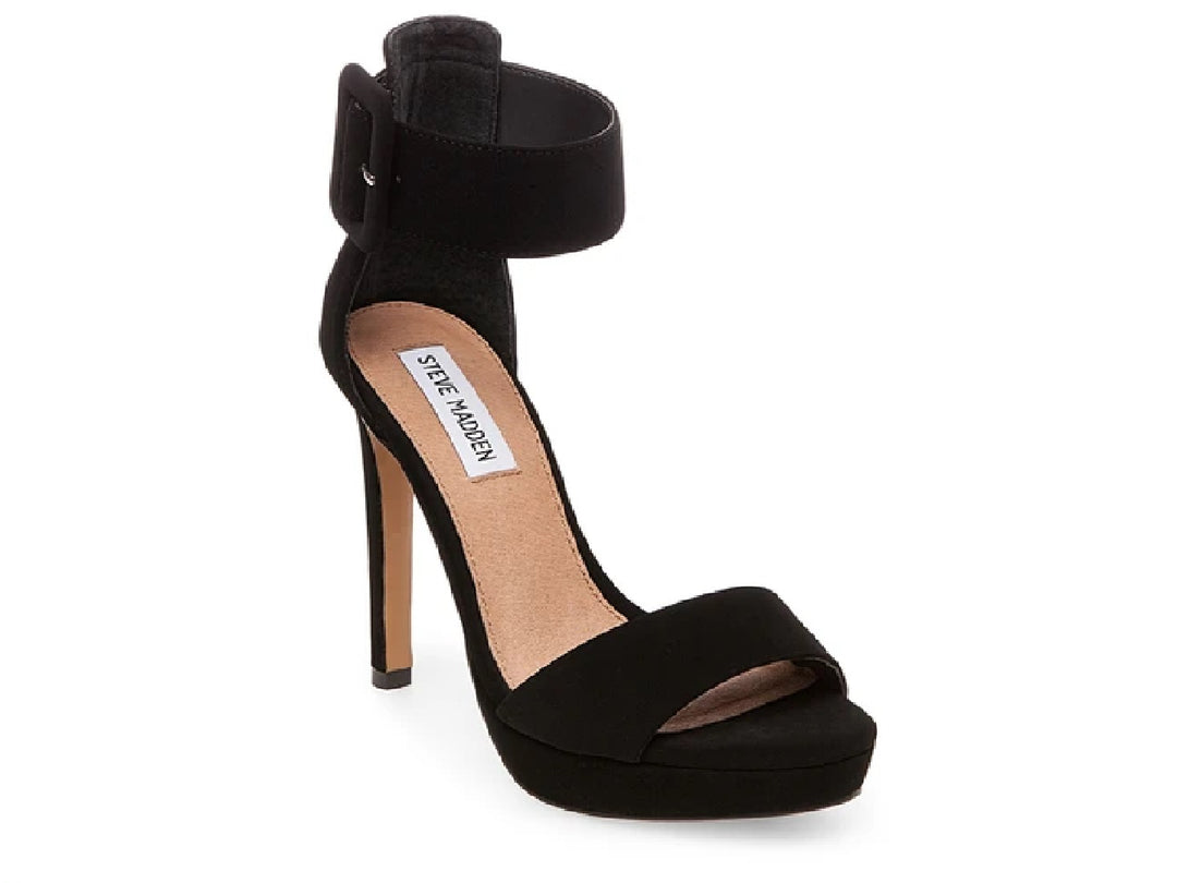 Sandalia negra de tacón alto y plataforma con correa al tobillo de la marca Steve Madden.