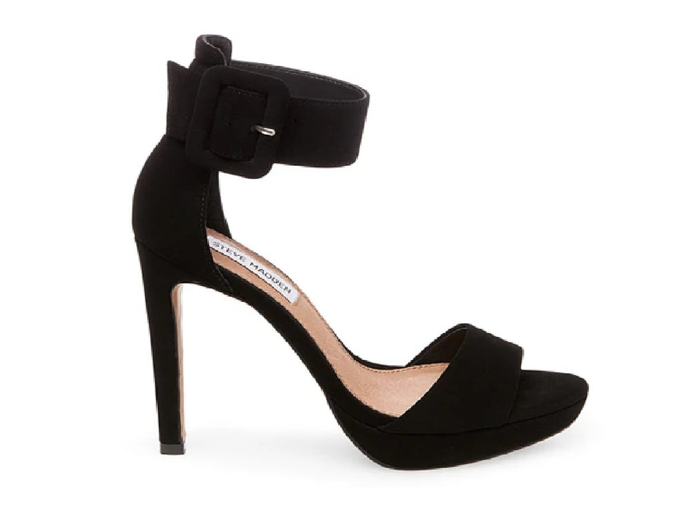 Sandalia negra de tacón alto y plataforma con correa al tobillo de la marca Steve Madden.