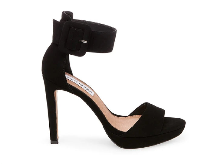 Sandalia negra de tacón alto y plataforma con correa al tobillo de la marca Steve Madden.