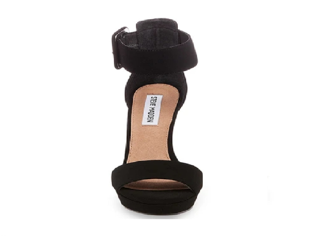 Sandalia negra de tacón alto y plataforma con correa al tobillo de la marca Steve Madden.
