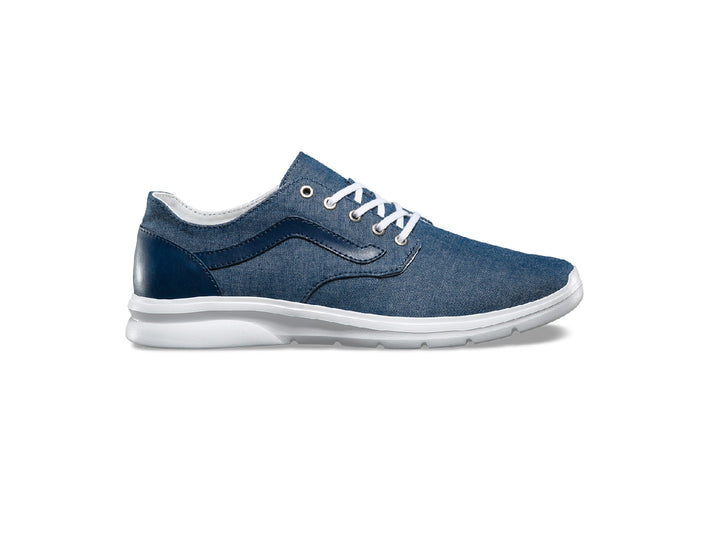 Tenis Vans color azul chambray con suela blanca y cordones blancos.