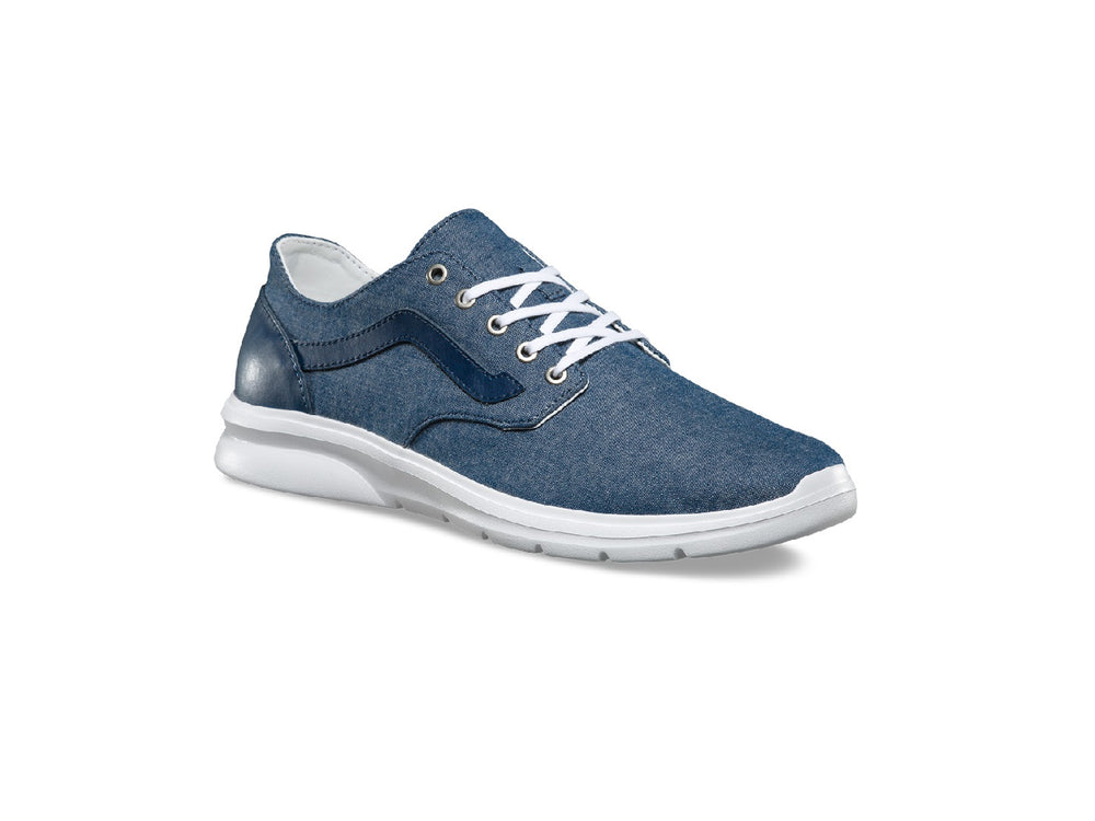 Tenis Vans color azul chambray con suela blanca y cordones blancos.