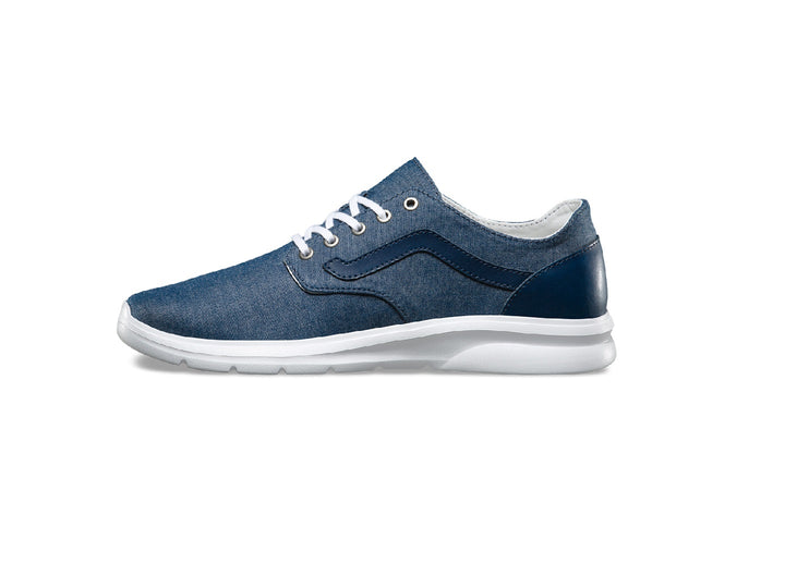 Tenis Vans color azul chambray con suela blanca y cordones blancos.