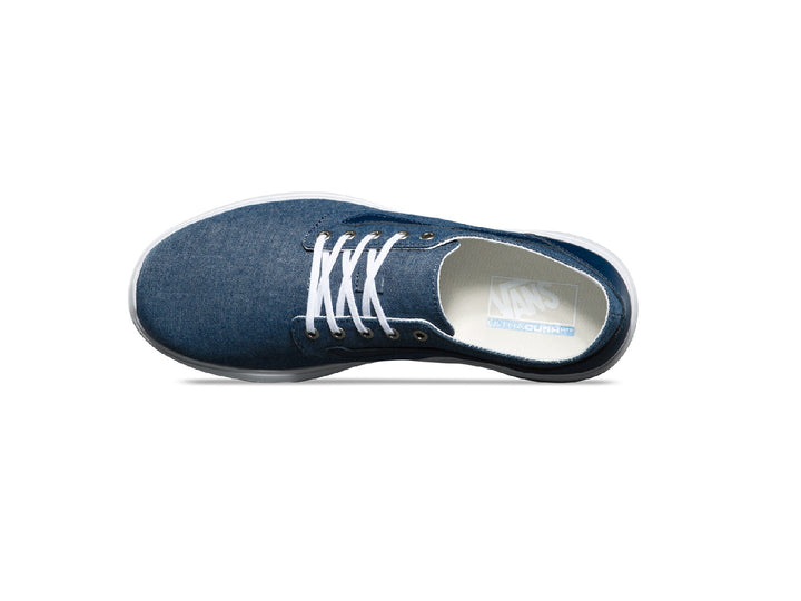 Tenis Vans color azul chambray con suela blanca y cordones blancos.