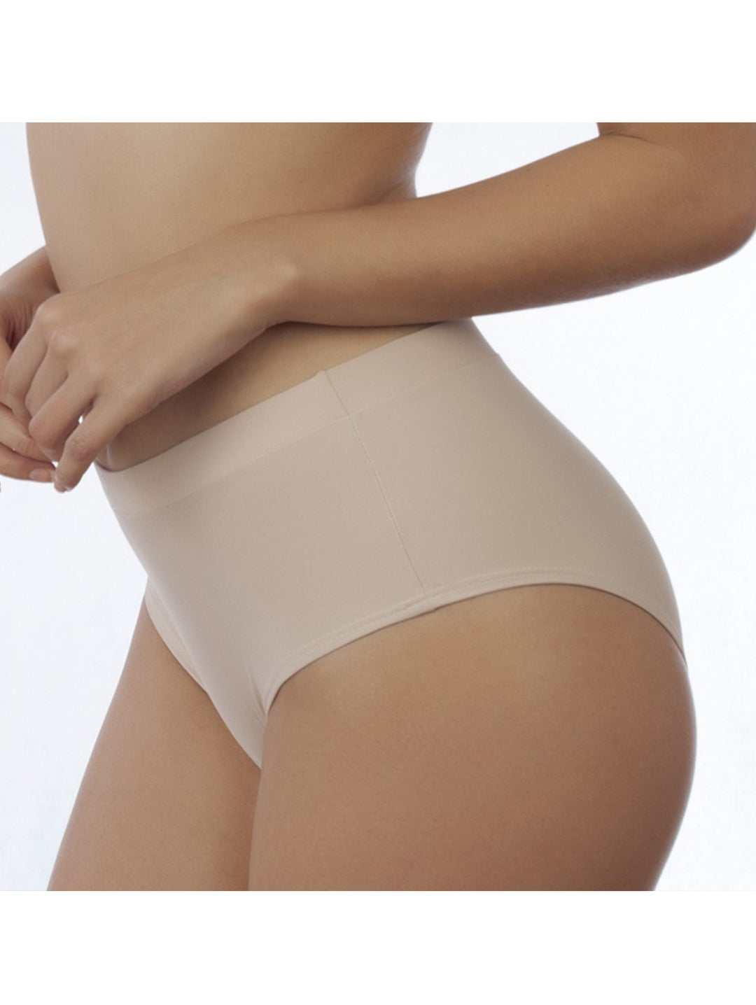 Mujer vistiendo panty de corte boxer en color camel.