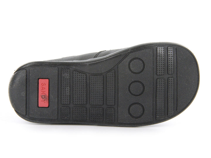 Par de zapatos negros para niña con detalles de flores en relieve y cierre de correa con velcro.
