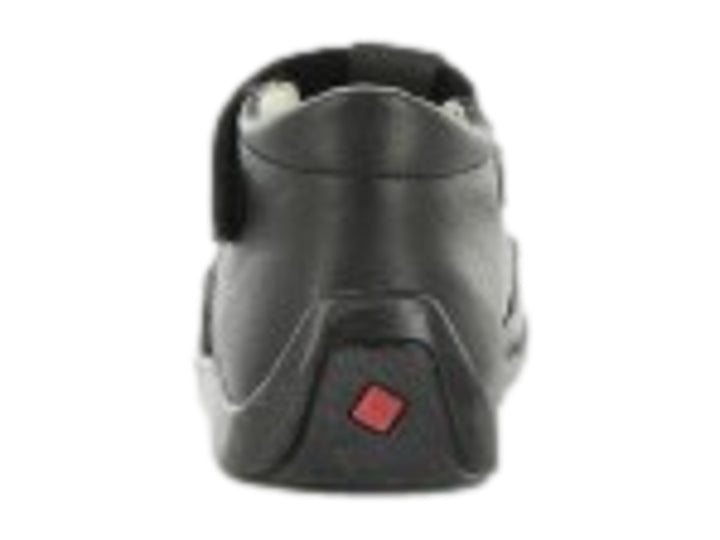 Par de zapatos negros para niña con correa de velcro y detalles de flores en relieve sobre el empeine.