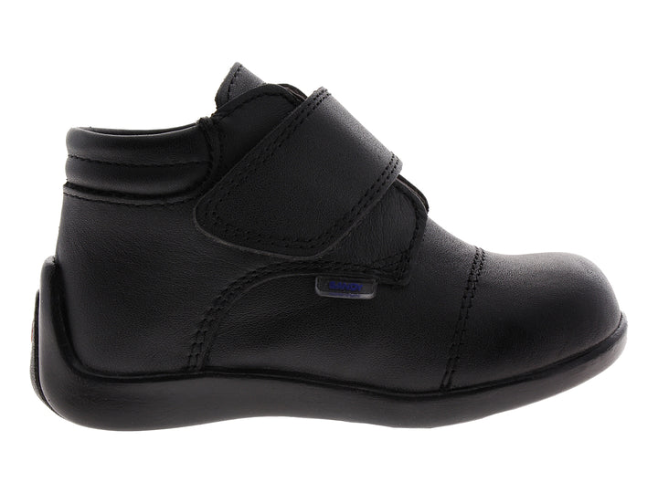 Zapato infantil de color negro con cierre de velcro.