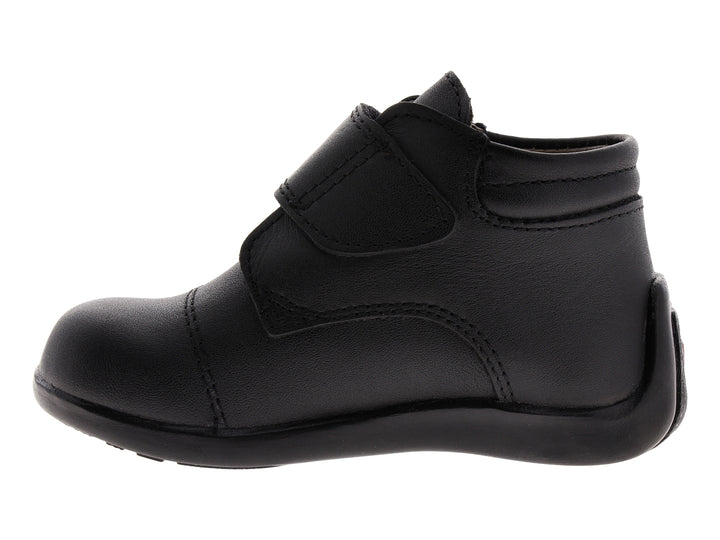 Zapato infantil de color negro con cierre de velcro.