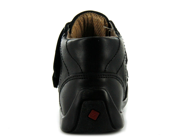 Par de zapatos negros para niño de material sintético o cuero con cierre de doble correa de velcro.