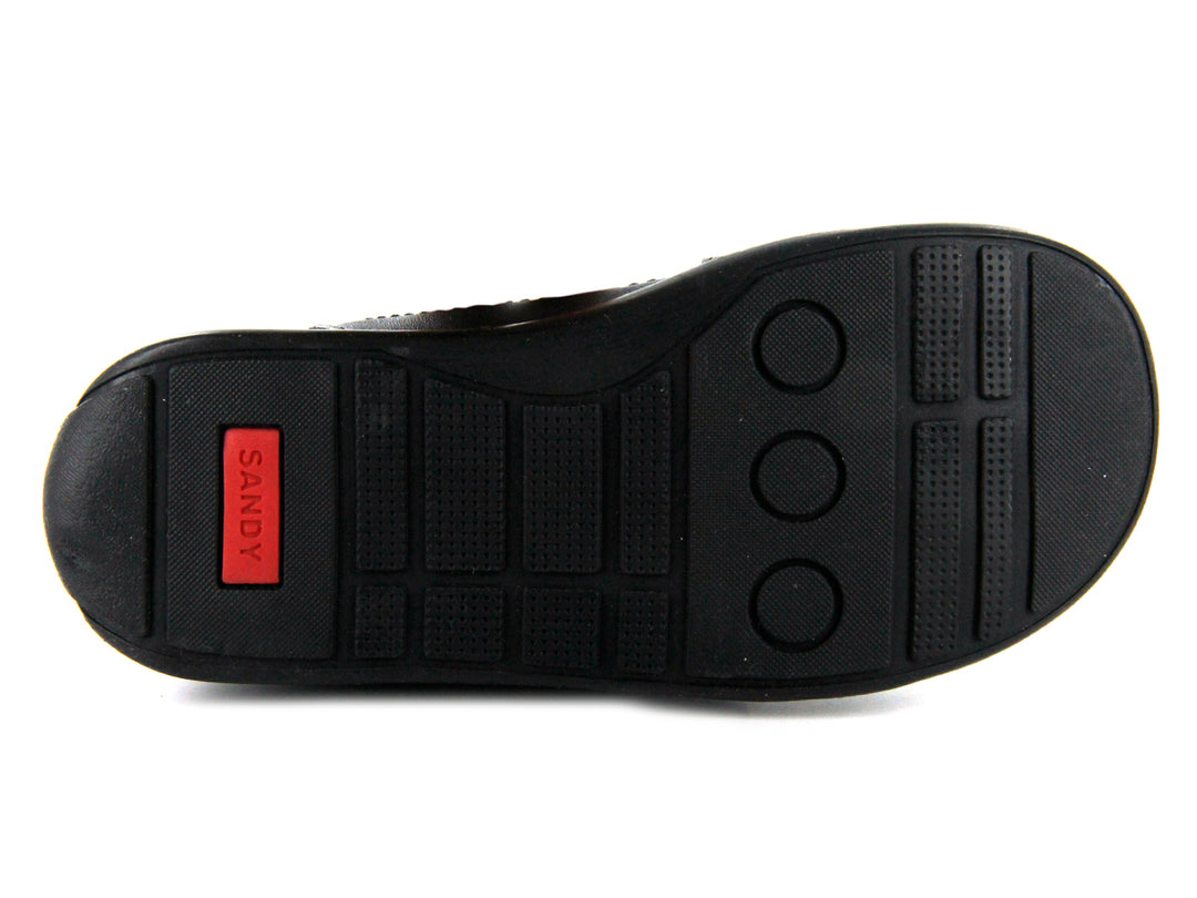 Par de zapatos negros para niño de material sintético o cuero con cierre de doble correa de velcro.