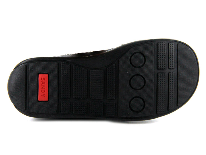 Par de zapatos negros para niño de material sintético o cuero con cierre de doble correa de velcro.