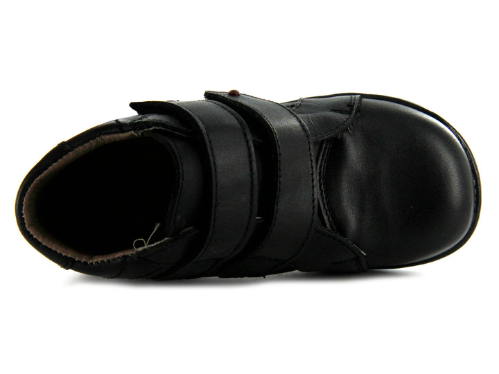 Par de zapatos negros para niño con cierre de doble correa de velcro y suela negra.