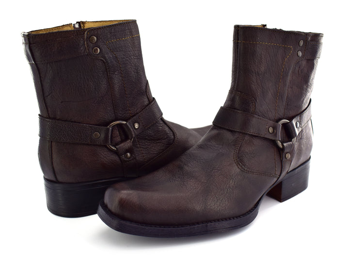 Botas color café para hombre con correa y hebilla metálica en el tobillo.