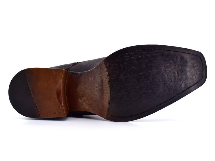 Botas color café para hombre con correa y hebilla metálica en el tobillo.