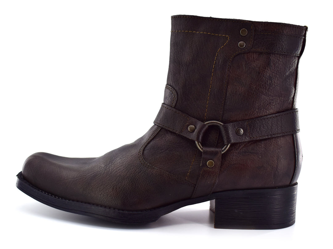 Botas color café para hombre con correa y hebilla metálica en el tobillo.