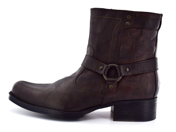 Botas color café para hombre con correa y hebilla metálica en el tobillo.