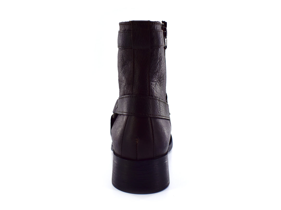 Botas color café para hombre con correa y hebilla metálica en el tobillo.
