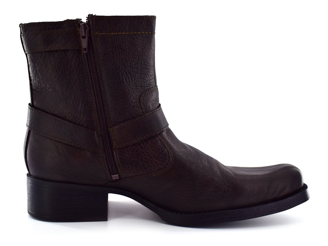 Botas color café para hombre con correa y hebilla metálica en el tobillo.