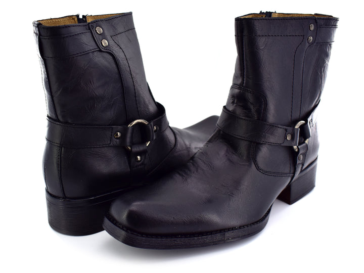 Botines negros para hombre con hebilla y remaches plateados sobre fondo blanco.