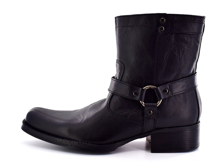 Botines negros para hombre con hebilla y remaches plateados sobre fondo blanco.