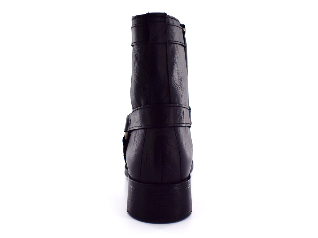 Botines negros para hombre con hebilla y remaches plateados sobre fondo blanco.