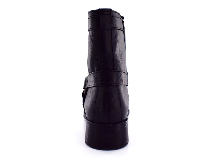 Botines negros para hombre con hebilla y remaches plateados sobre fondo blanco.