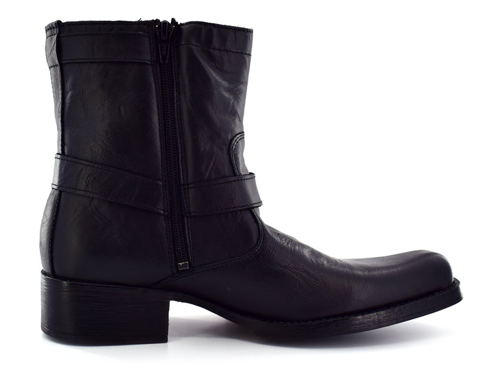 Botines negros para hombre con hebilla y remaches plateados sobre fondo blanco.
