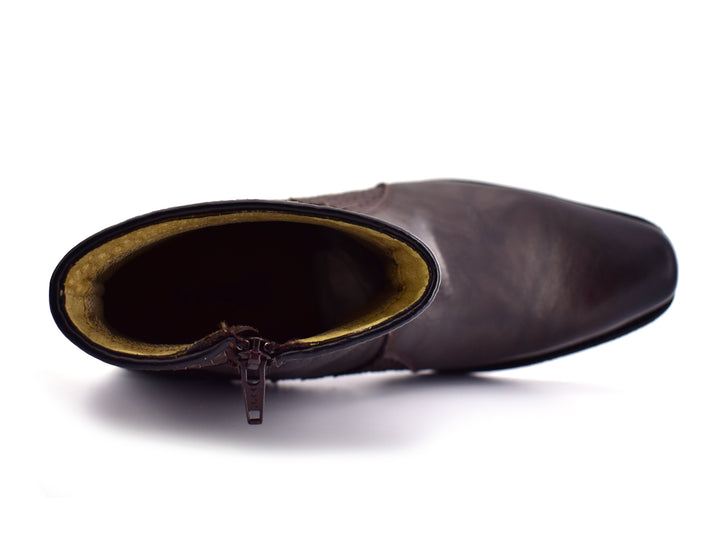 Par de botas para hombre de cuero color café con detalles trenzados en el tobillo y lateral.