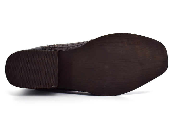 Par de botas para hombre de cuero color café con detalles trenzados en el tobillo y lateral.