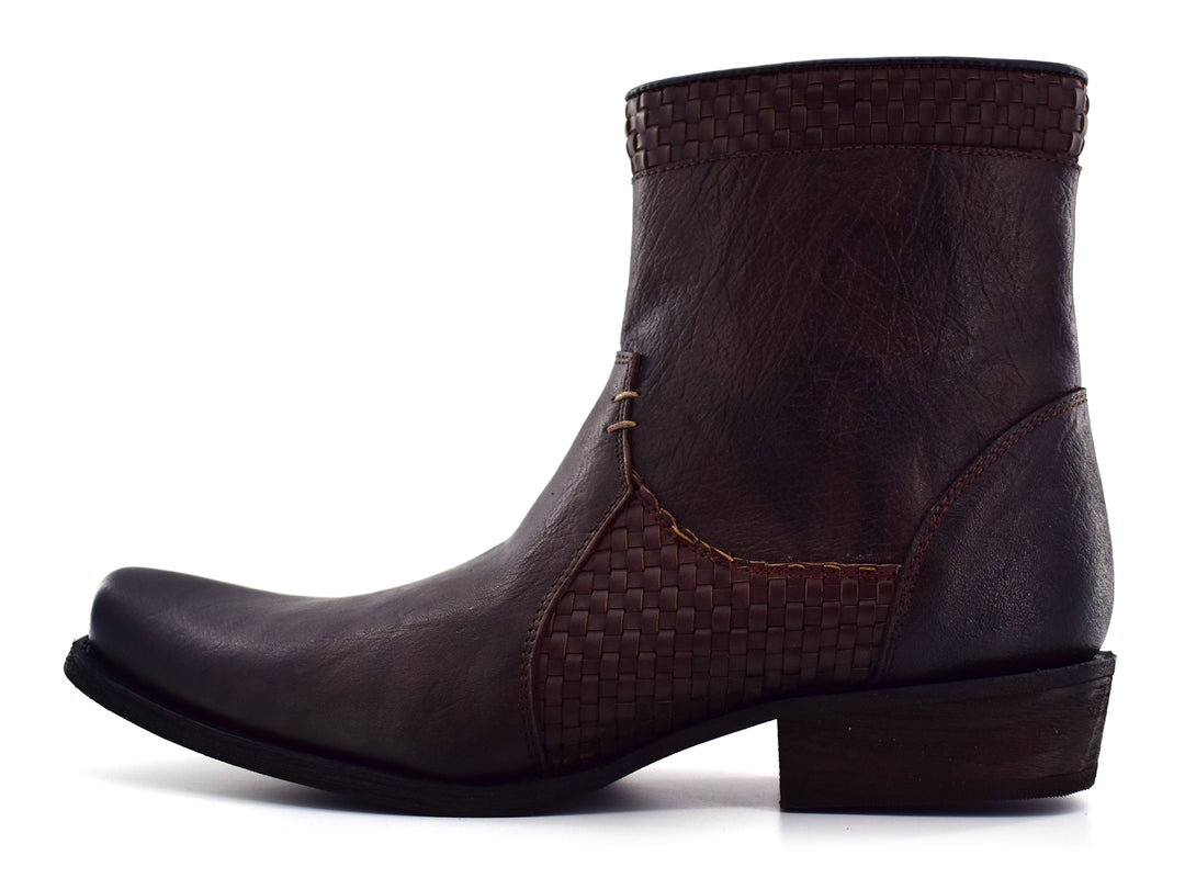 Par de botas para hombre de cuero color café con detalles trenzados en el tobillo y lateral.