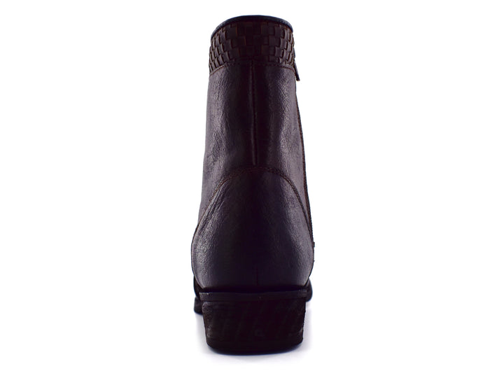 Par de botas para hombre de cuero color café con detalles trenzados en el tobillo y lateral.