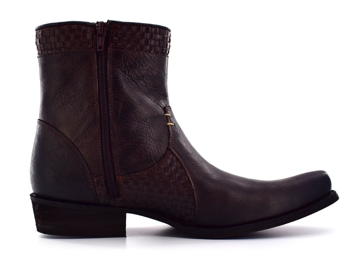 Par de botas para hombre de cuero color café con detalles trenzados en el tobillo y lateral.
