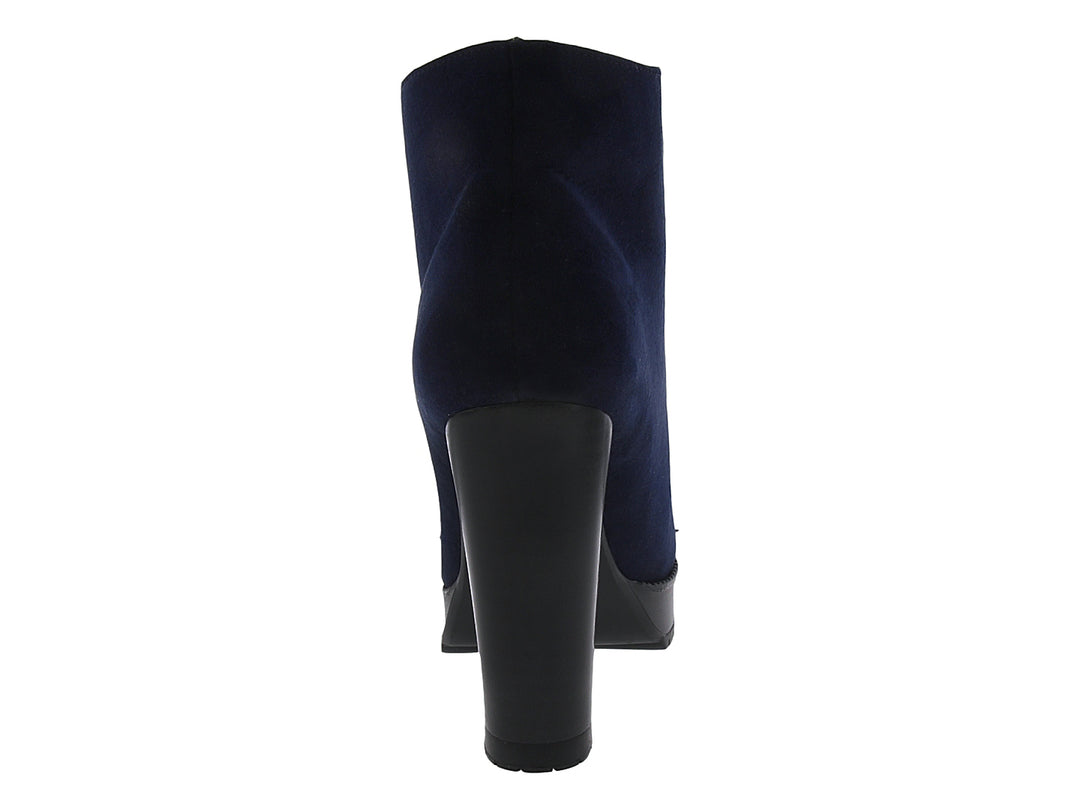 Botín color azul marino para mujer con tacón grueso, plataforma negra y detalles de agujetas con ojetes dorados.