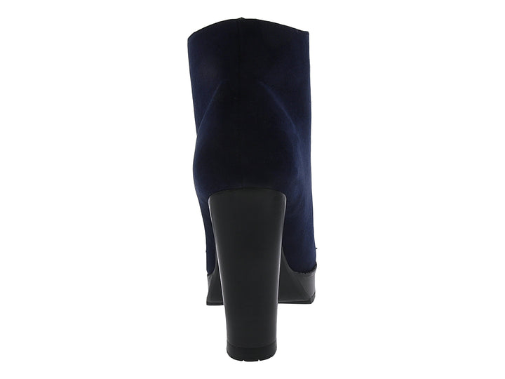 Botín color azul marino para mujer con tacón grueso, plataforma negra y detalles de agujetas con ojetes dorados.