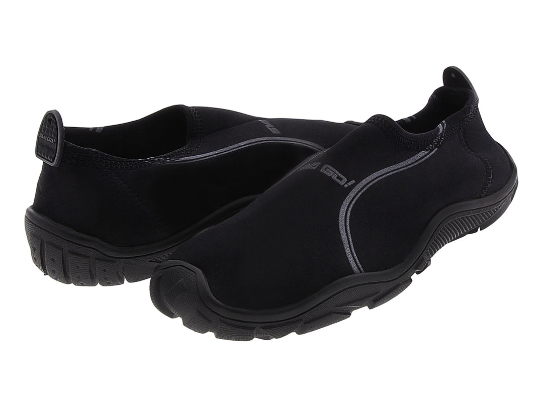 Par de zapatos para el agua de color negro marca SVAGO con suela gruesa y diseño slip-on.