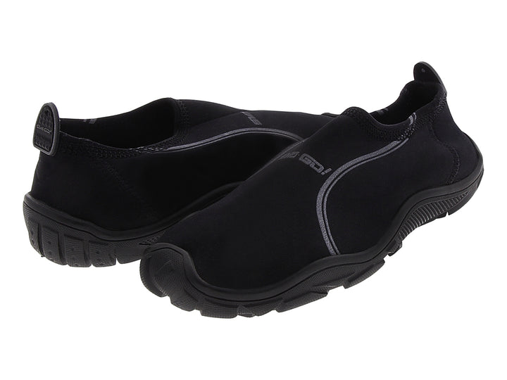 Par de zapatos para el agua de color negro marca SVAGO con suela gruesa y diseño slip-on.