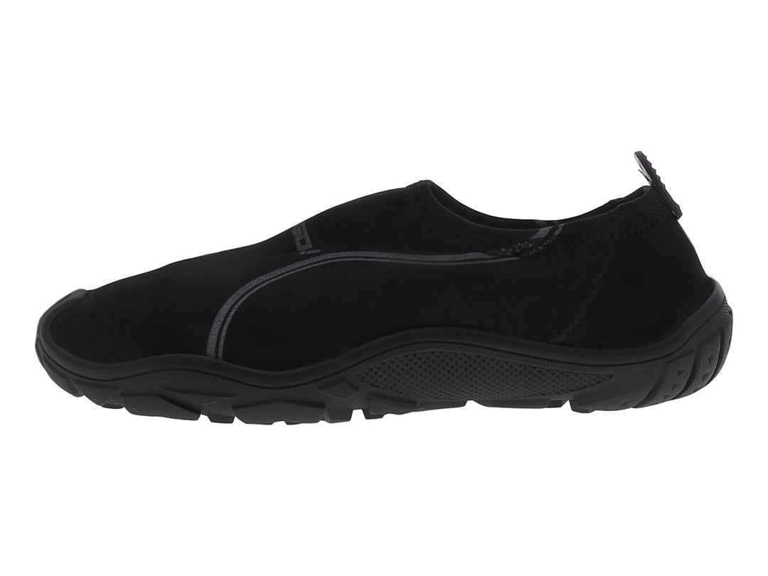 Par de zapatos para el agua de color negro marca SVAGO con suela gruesa y diseño slip-on.