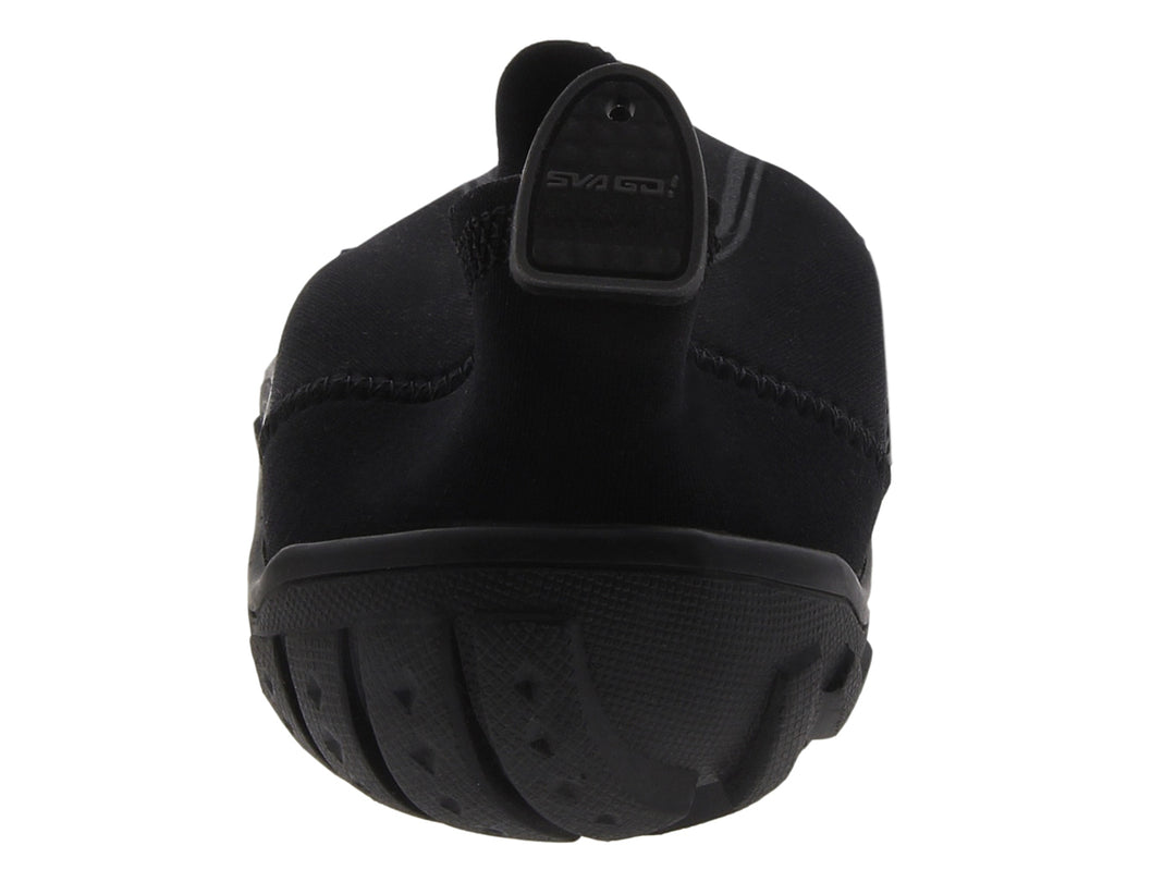 Par de zapatos para el agua de color negro marca SVAGO con suela gruesa y diseño slip-on.