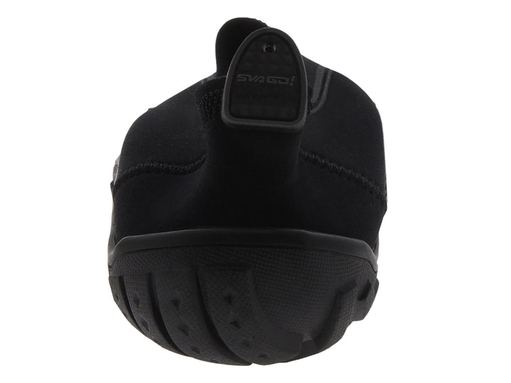 Par de zapatos para el agua de color negro marca SVAGO con suela gruesa y diseño slip-on.