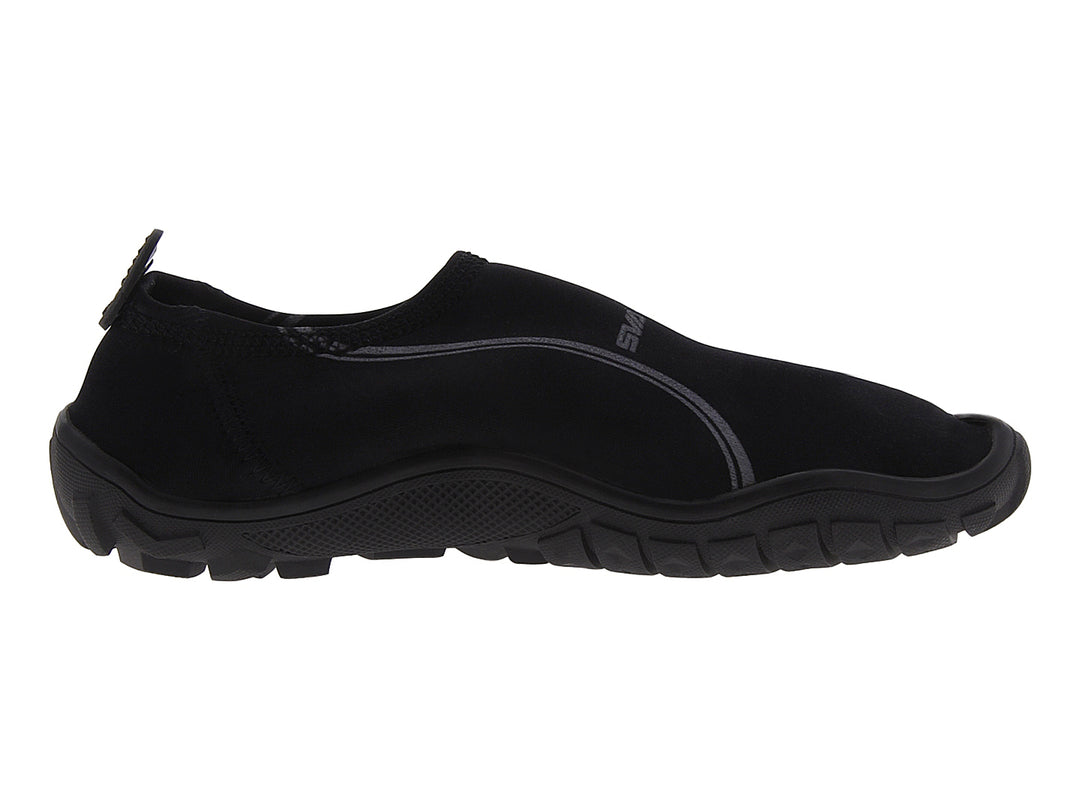 Par de zapatos para el agua de color negro marca SVAGO con suela gruesa y diseño slip-on.