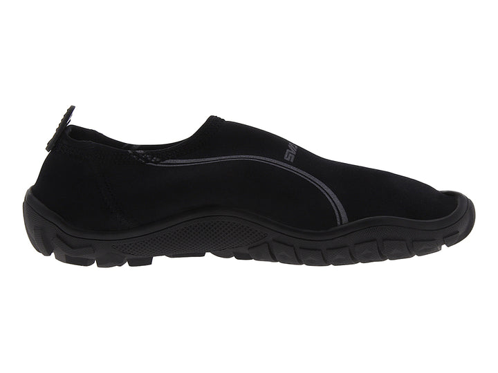 Par de zapatos para el agua de color negro marca SVAGO con suela gruesa y diseño slip-on.