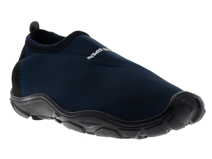 Zapato acuático SVAGO color marino con suela negra flexible y diseño ergonómico.